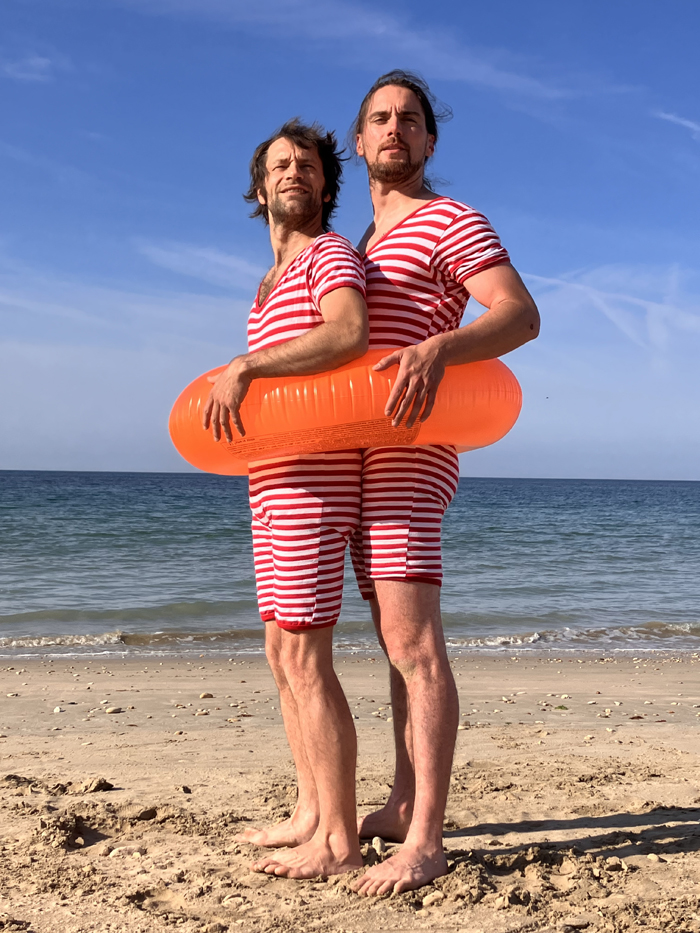 Affiche spectacle de cirque en scène Pas si bête