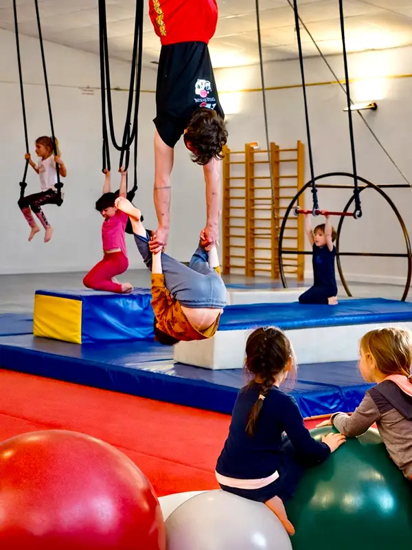 Un parcours progressif pour explorer, apprendre et créer autour des arts du cirque